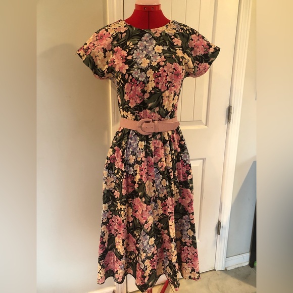 Vintage Floral Midi Length Tea Dress With Pink Belt - Picture 2 of 15